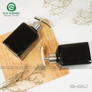 chai dung dau goi sua tam su dang vuong men den